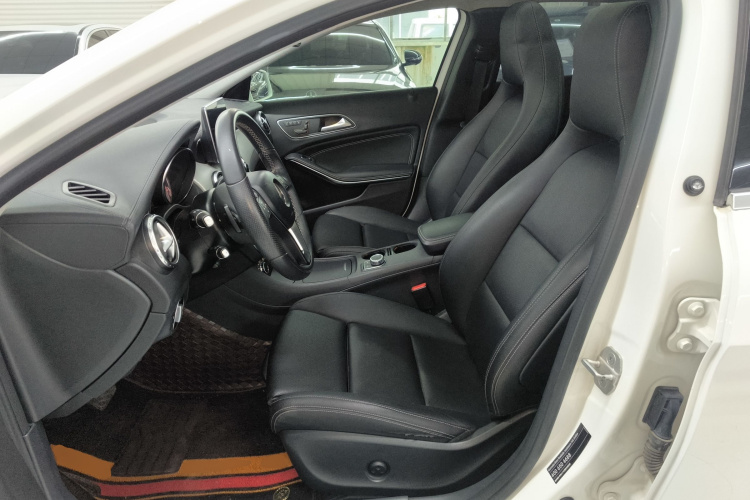 奔驰GLA 2016款 GLA 220 4MATIC 豪华型局部细节19