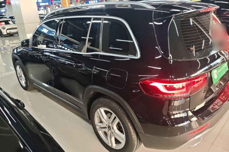 奔驰GLB 2022款 改款二 GLB 200 动感型车身外观4