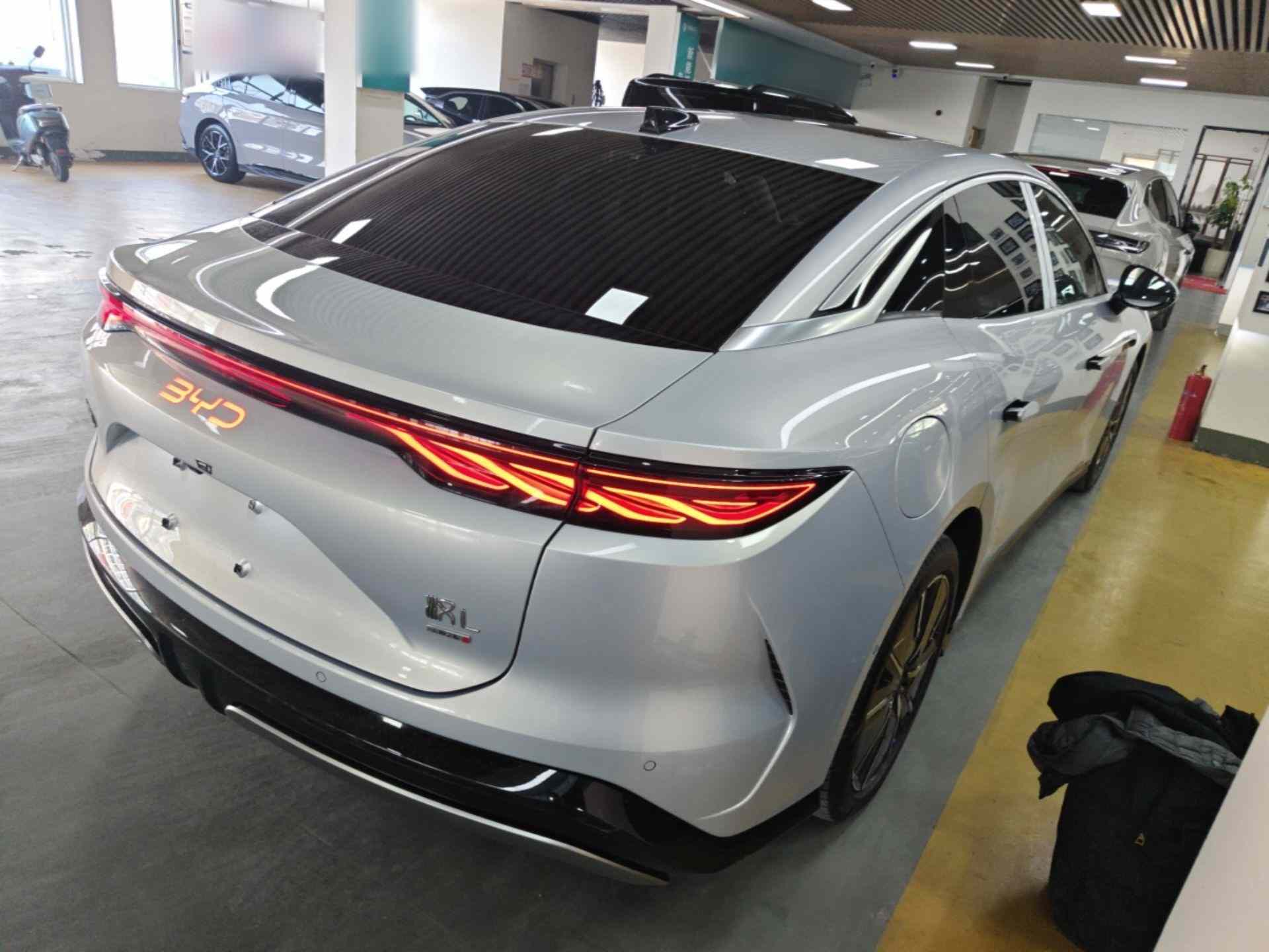 比亚迪 汉L 2025款 EV 701KM激光雷达尊享型(4)