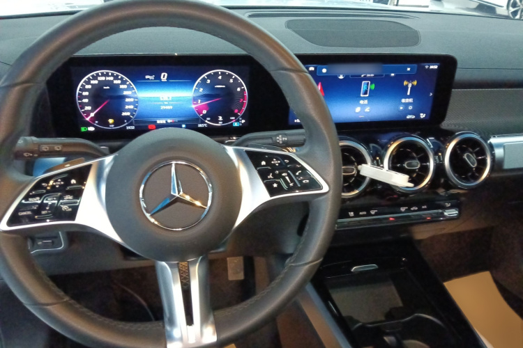 奔驰GLB 2024款 GLB 200 动感型中控内饰7002