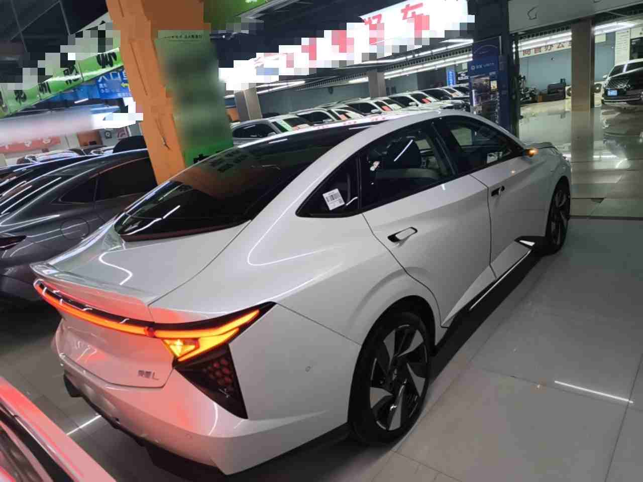 车辆右后45度视角展示