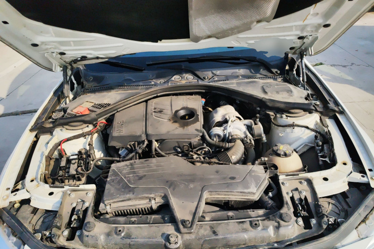 宝马3系 2013款 316i 进取型机舱底盘24