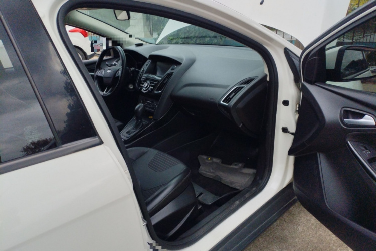 福特 福克斯 2015款 三厢 1.6L 自动风尚型局部细节9005