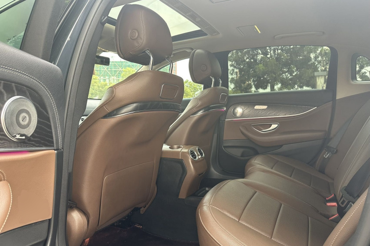 奔驰E级 2016款 E 300 L 运动时尚型中控内饰21