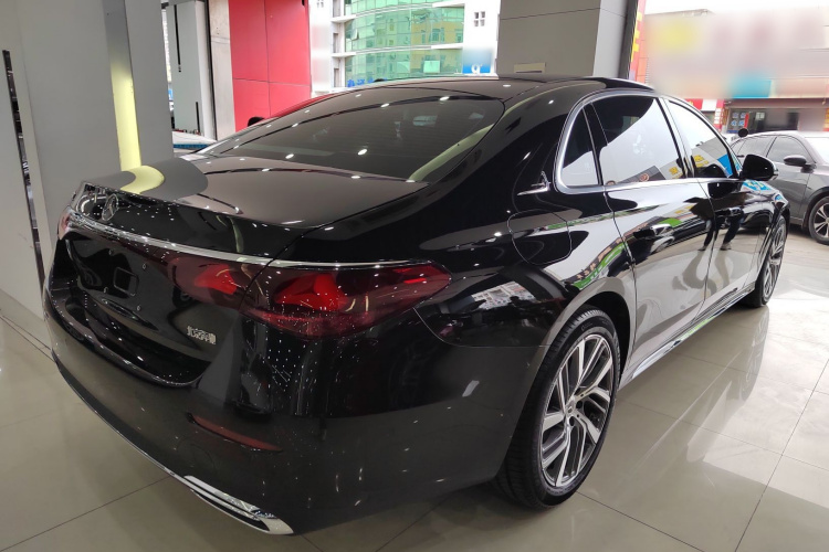 奔驰E级 2025款 改款 E 300 L 时尚型车身外观7