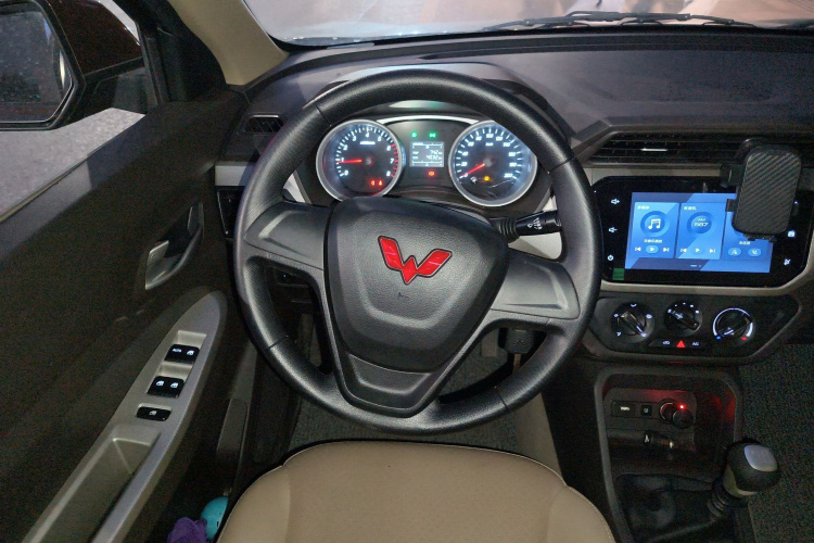 五菱汽车 五菱宏光 2021款 1.5L改款 S舒适型 液压助力LAR中控内饰13