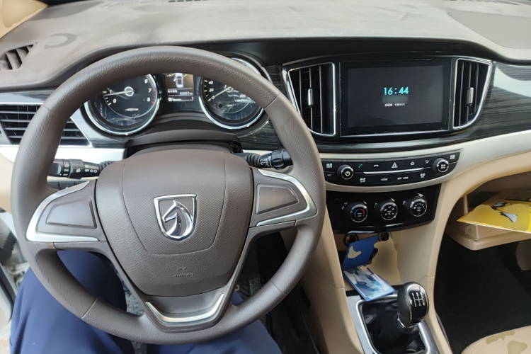 宝骏730 2016款 1.5L 手动舒适型 7座 国V中控内饰7002