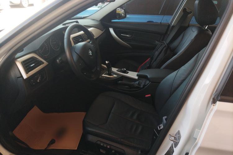 宝马3系 2015款 320i 时尚型中控内饰19