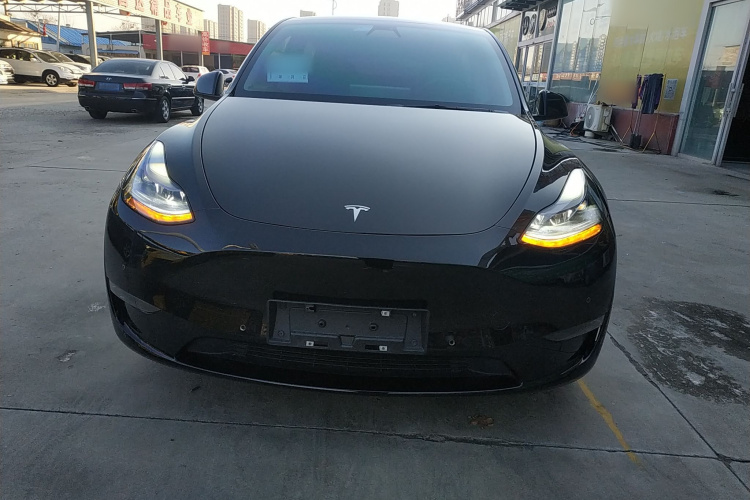 特斯拉 Model Y 2022款 长续航全轮驱动版车身外观2