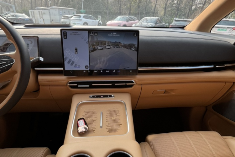 岚图汽车 岚图梦想家 2025款 PHEV 四驱旗舰乾崑版中控内饰7012