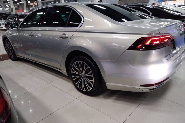 大众 辉昂 2016款 380TSI 两驱至尊版车身外观4