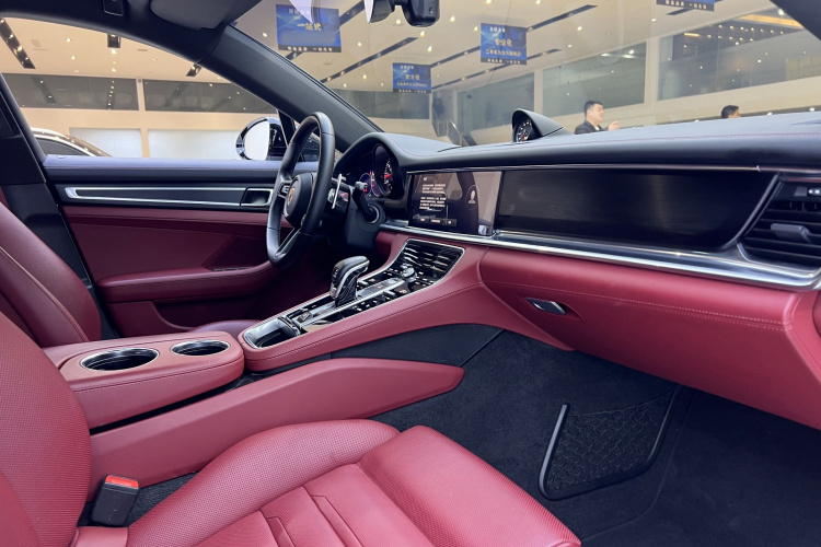 保时捷 2023款 改款 Panamera 4 行政加长铂金版 2.9T中控内饰7009