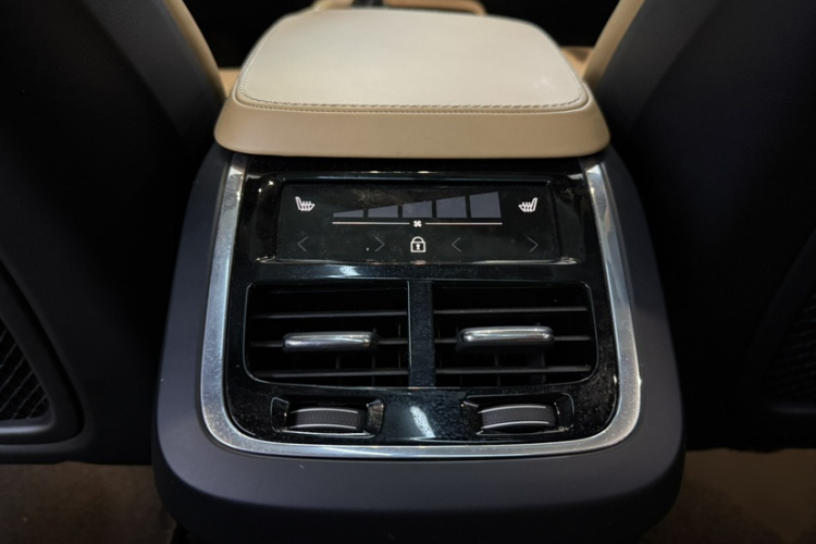 沃尔沃XC90 2018款 T6 智尊版 7座中控内饰7006