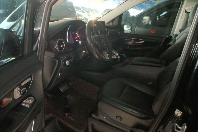奔驰V级 2018款 V 260 L 尊贵加长版 国VI中控内饰20