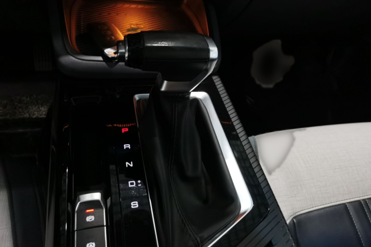 宝骏RM-5 2019款 1.5T CVT 24小时在线尊贵型 7座局部细节18