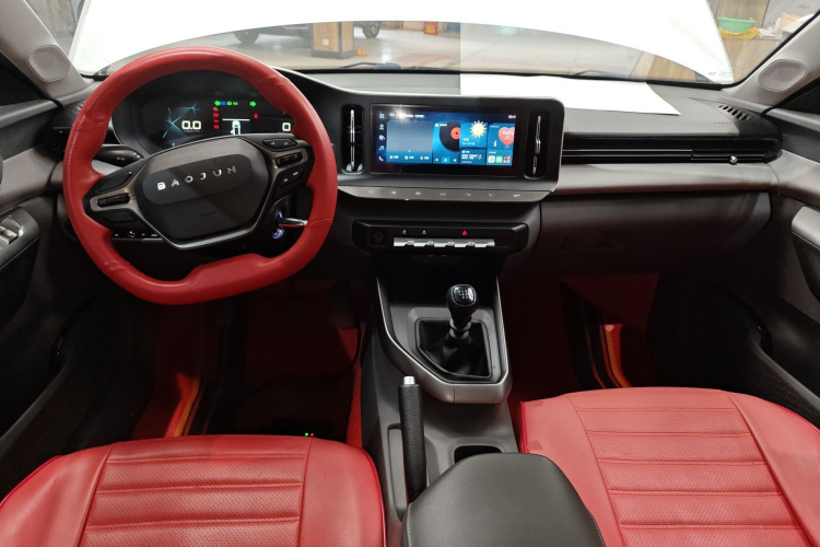 宝骏RC-5 2020款 1.5L 手动智耀精英型中控内饰12