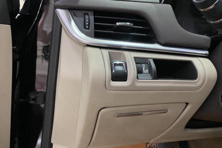 凯迪拉克XTS 2016款 28T 技术型中控内饰7015