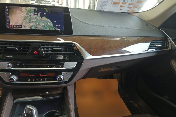 宝马5系 2019款 525Li 豪华套装中控内饰12