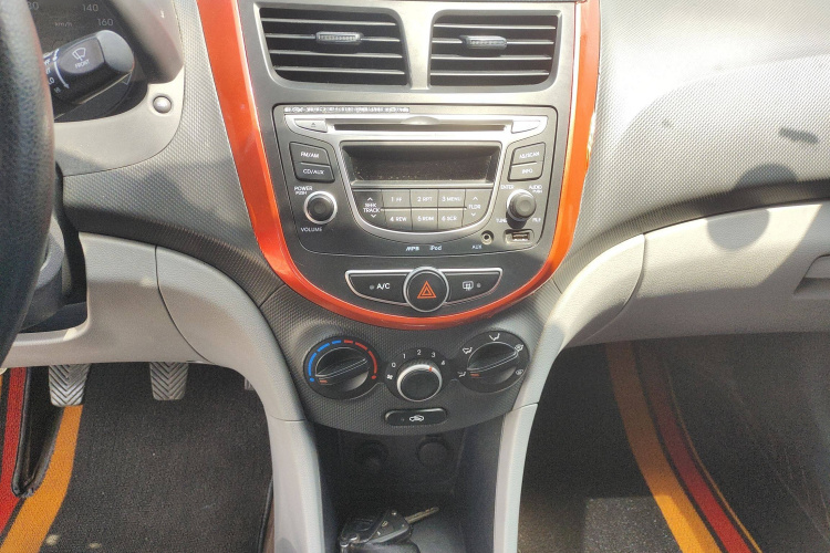 现代 瑞纳 2016款 1.4L 手动智能型GLS局部细节9004