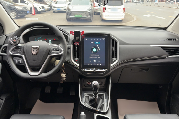 宝骏530 2021款 全球车周年纪念版 1.5T 手动豪华型 6座中控内饰7005