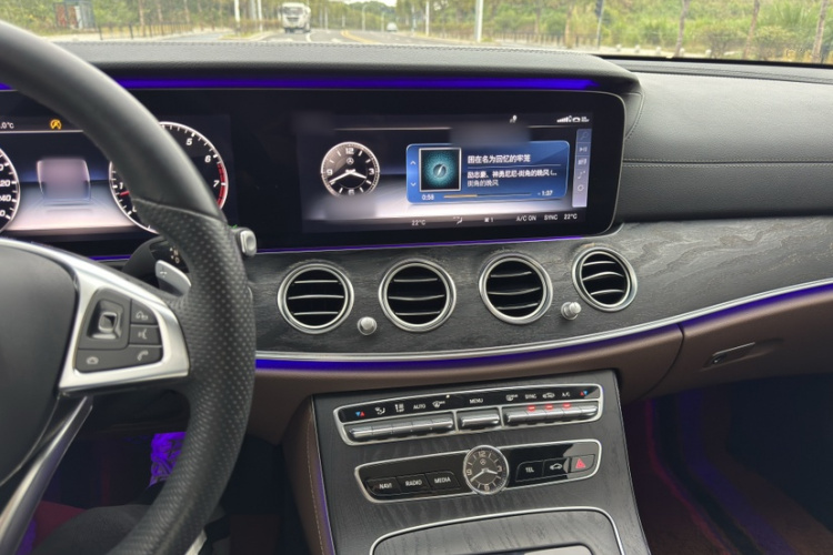 奔驰E级 2017款 E 300 L 运动豪华型中控内饰7001