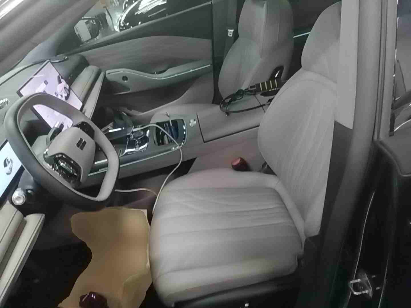 左侧前座椅状态，展示座椅材质与成色
