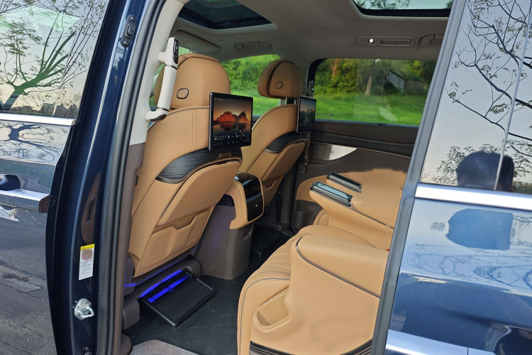 腾势D9 2024款 DM-i 980 四驱旗舰型中控内饰7006