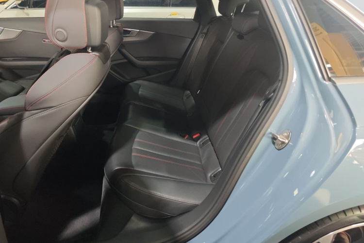 奥迪A4L 2022款 40 TFSI quattro RS套件燃速型中控内饰7004