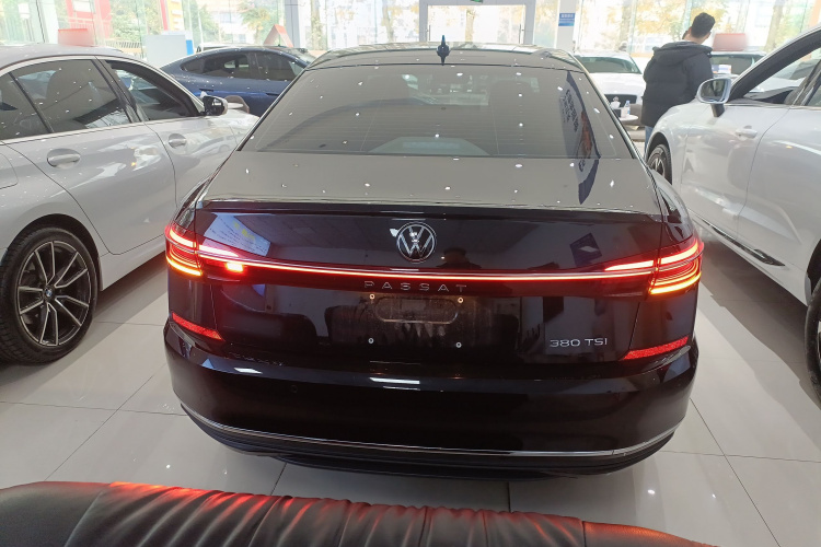 大众 帕萨特 2025款 出众款 330TSI 星空精英版车身外观6