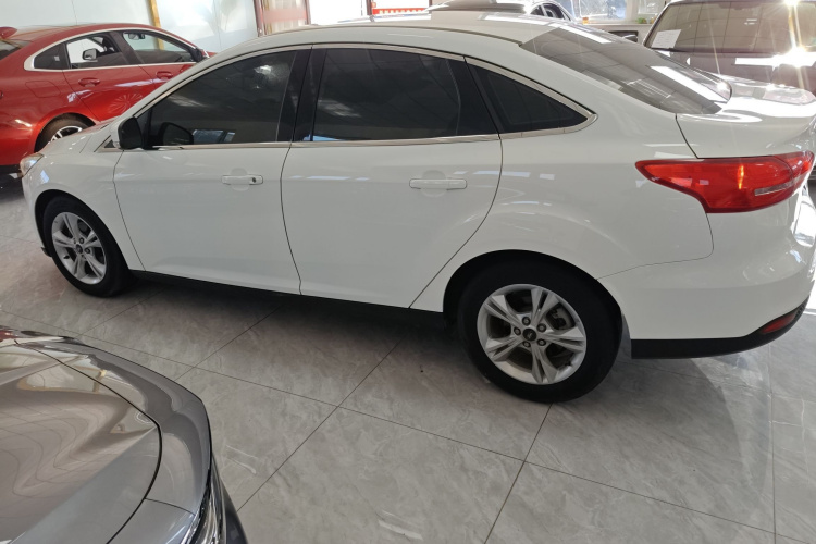 福特 福克斯 2017款 三厢 1.6L 自动舒适型智行版车身外观4