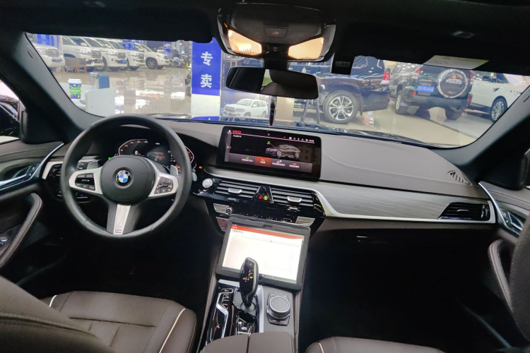 宝马5系 2022款 改款 530Li 领先型 M运动套装中控内饰12