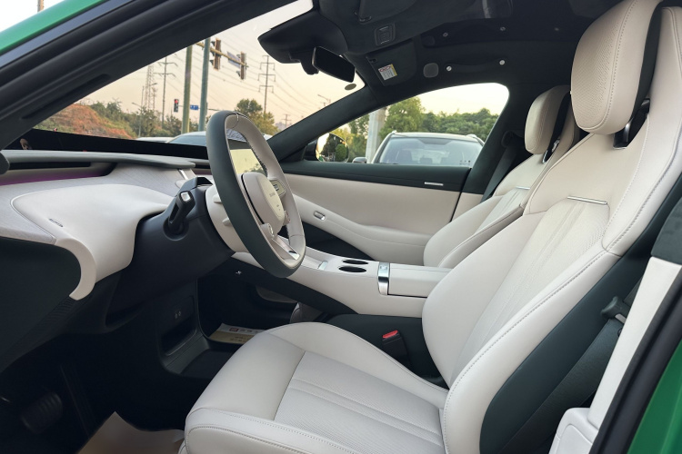 小米汽车 小米YU7 2025款 超长续航高性能四驱Max版中控内饰7003