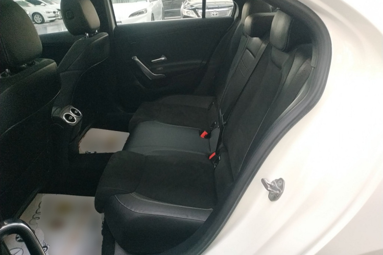 奔驰A级 2020款 A 200 L 运动轿车中控内饰21