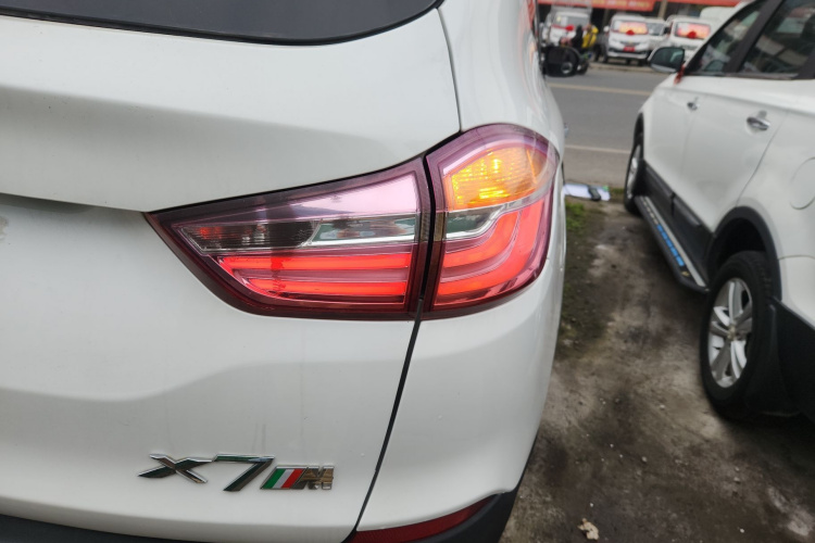 SWM斯威汽车 SWM斯威X7 2017款 1.5T 自动智享型 7座车身外观9