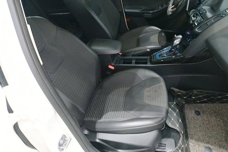 福特 福克斯 2015款 两厢 1.6L 自动风尚型中控内饰41