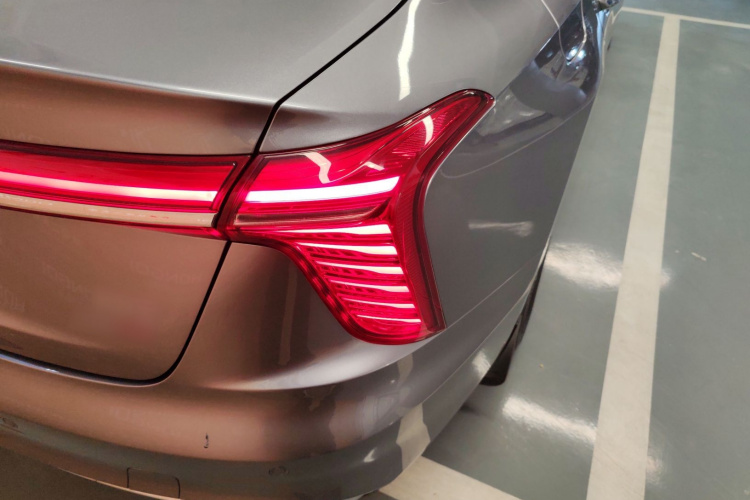 红旗H5 2024款 2.0T 自动智联旗畅版车身外观9