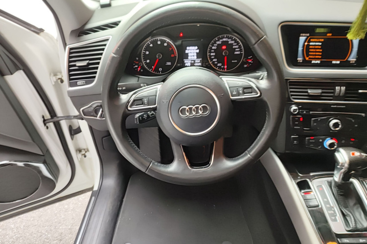 奥迪Q5 2017款 Plus 40 TFSI 技术型中控内饰13