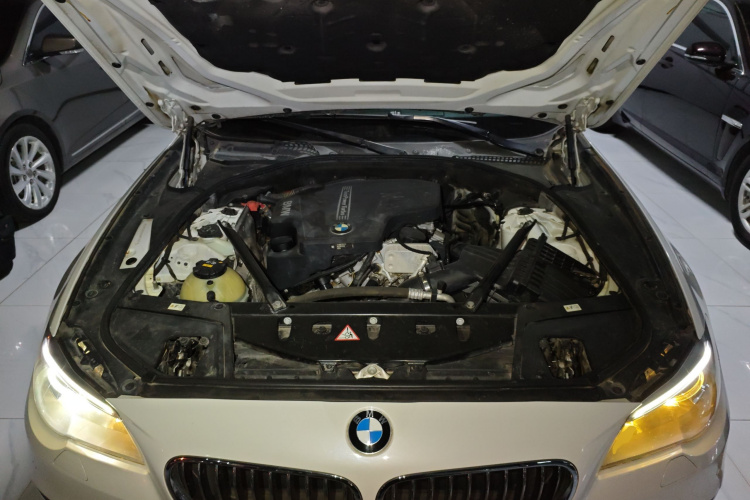 宝马5系 2014款 525Li 豪华设计套装机舱底盘24