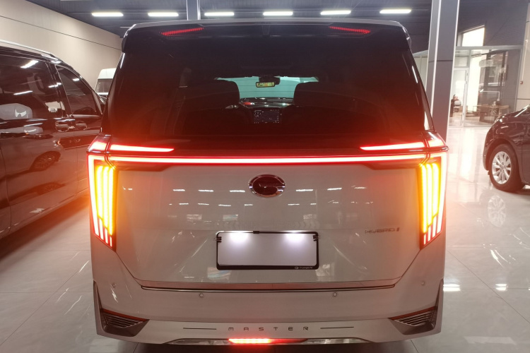 广汽传祺 传祺M8 2023款 宗师系列 双擎 御尊版车身外观6