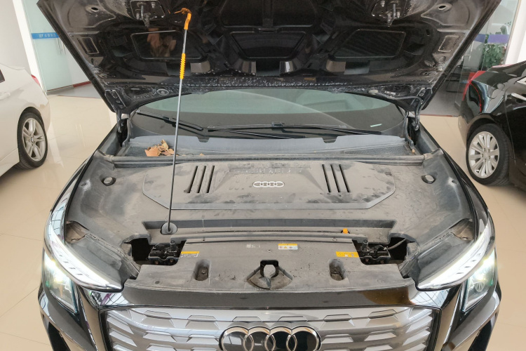 奥迪Q5 e-tron 2023款 40 e-tron 闪耀型 机甲套装机舱底盘24