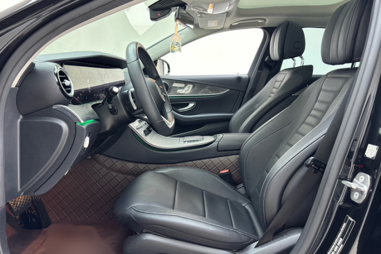 奔驰E级 2022款 改款三 E 300 L 运动时尚型中控内饰7008