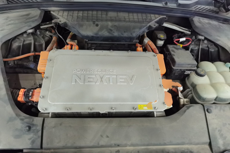 蔚来ES8 2018款 创始版机舱底盘24