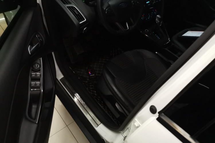 福特 福克斯 2015款 三厢 EcoBoost 125 自动超能风尚型中控内饰7003