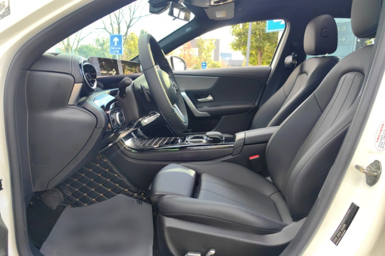 奔驰A级 2020款 改款 A 180 L 运动轿车特殊配置中控内饰7003