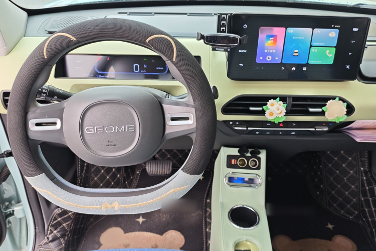 吉利银河 2023款 熊猫mini 200km 灵动熊中控内饰7003