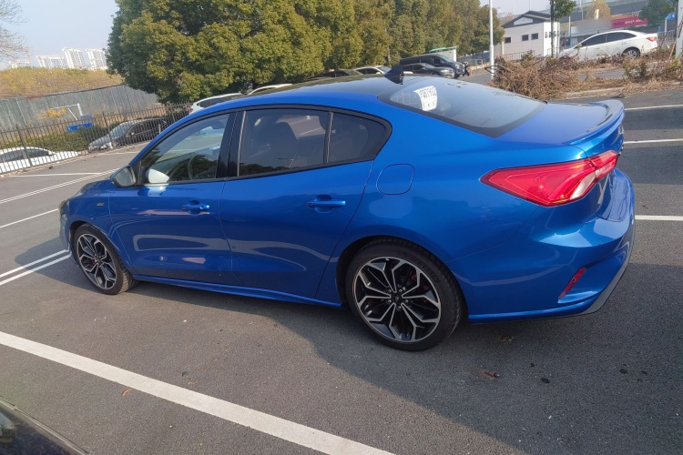 福特 福克斯 2020款 三厢 EcoBoost 180 自动ST Line车身外观4