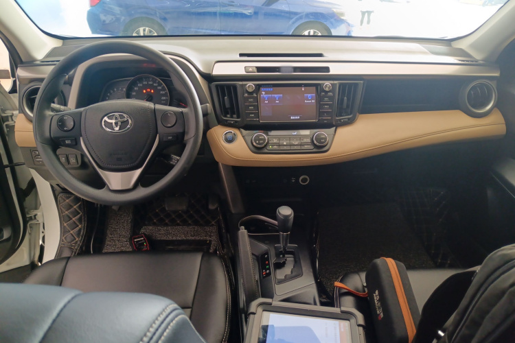 丰田 RAV4荣放 2019款 2.0L CVT两驱先锋版 国V中控内饰7002