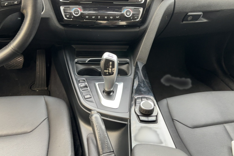 宝马3系 2017款 318i 时尚型局部细节18