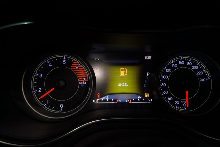 Jeep 自由光 2019款 2.0T 四驱探享版+自动驾驶智慧包 国V局部细节14