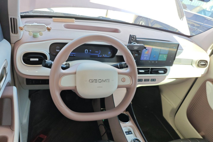 吉利银河 2025款 210km 熊猫卡丁中控内饰7002